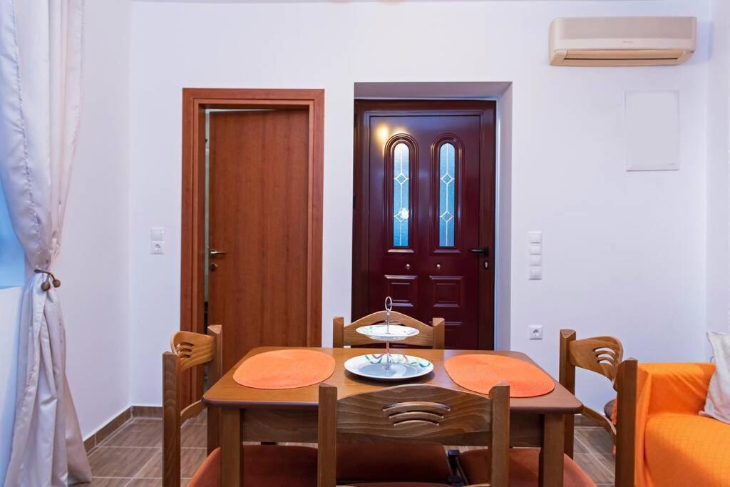 Paraspori Traditional Home With View Exterior foto