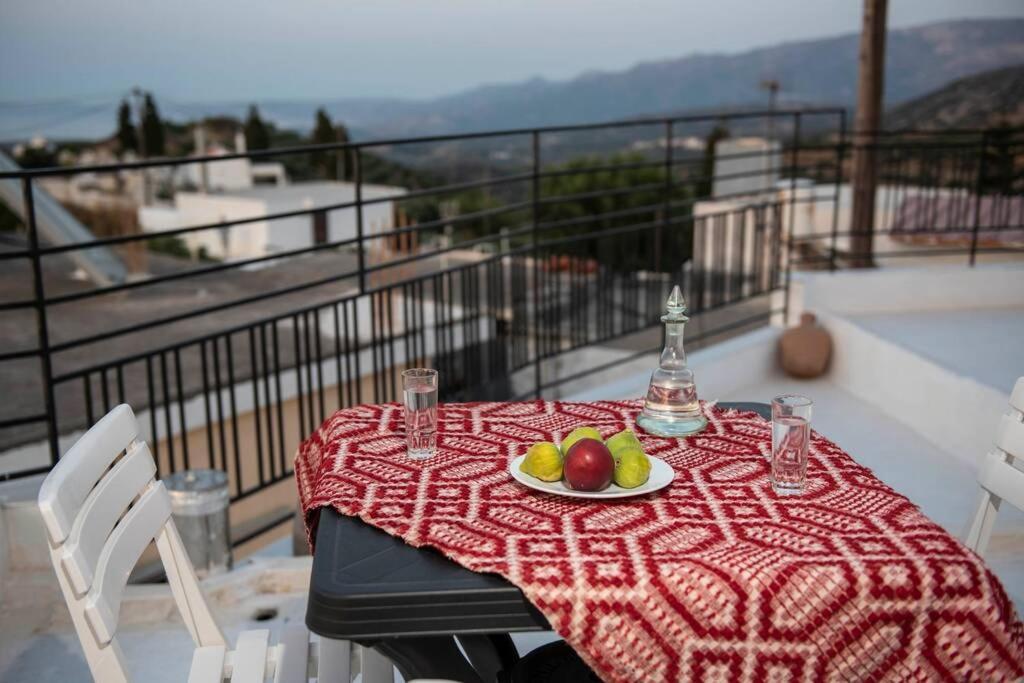 Paraspori Traditional Home With View Exterior foto