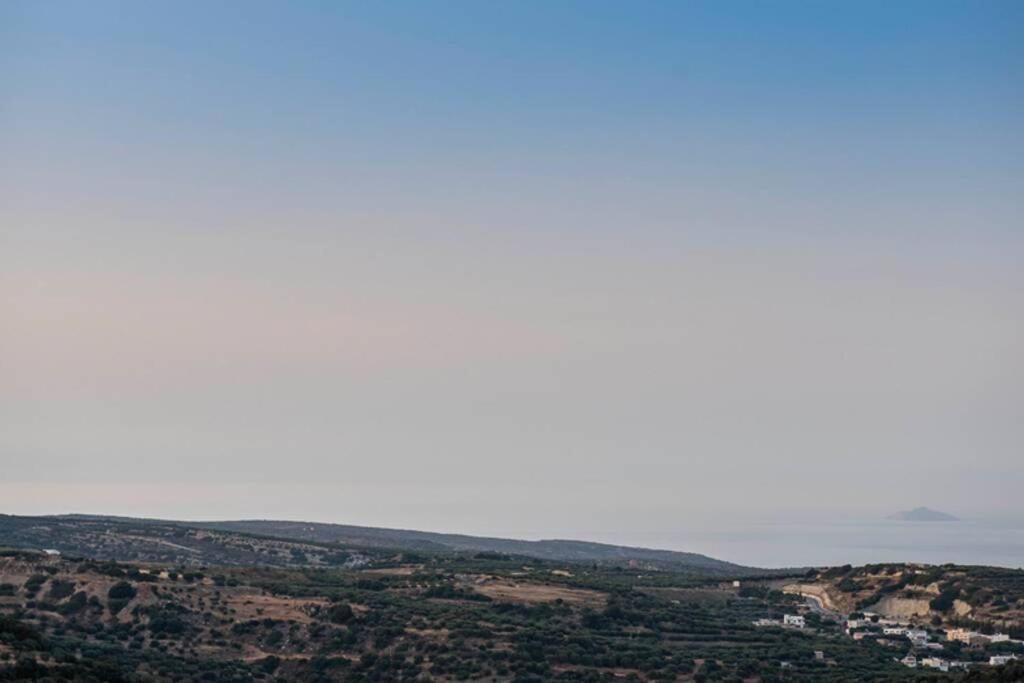 Paraspori Traditional Home With View Exterior foto